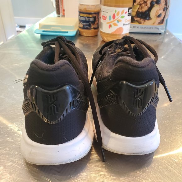 Nike Kyrie Basketball Shoe Size 8.5 - Picture 2 of 7
